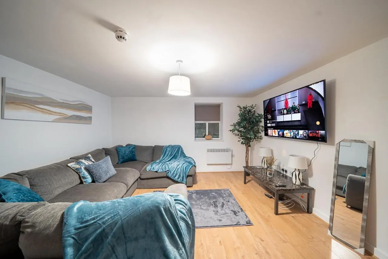 Cozy 2-Bedroom Ground-Floor Apt Near Kirkstall Shopping Centre Leeds  0*, Leeds (West Yorkshire)