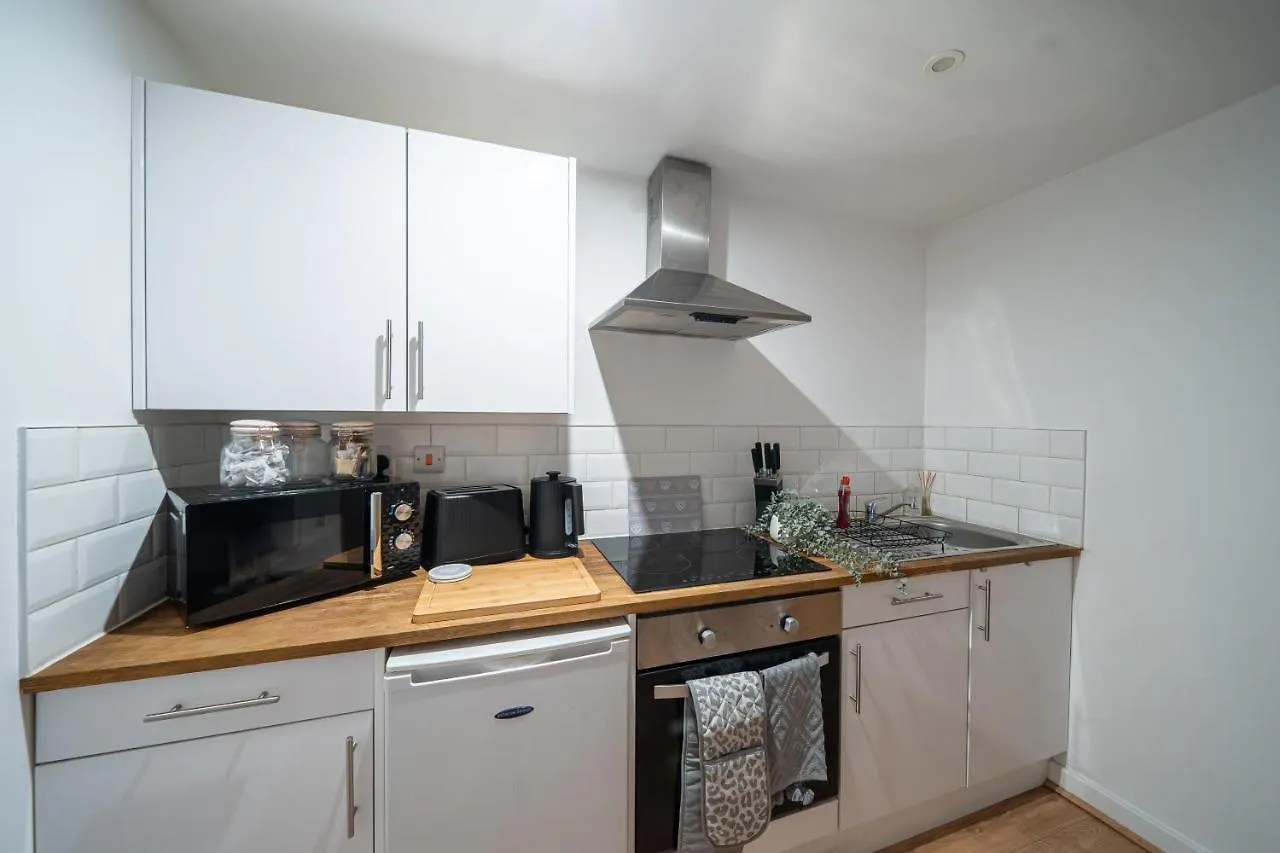 Cozy 2-Bedroom Ground-Floor Apt Near Kirkstall Shopping Centre Leeds