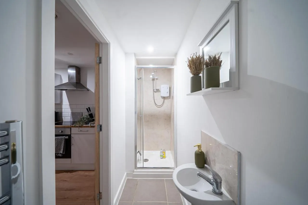 Cozy 2-Bedroom Ground-Floor Apt Near Kirkstall Shopping Centre Leeds  Leeds (West Yorkshire)