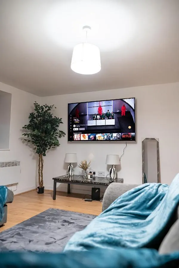 Cozy 2-Bedroom Ground-Floor Apt Near Kirkstall Shopping Centre Leeds  Leeds (West Yorkshire)