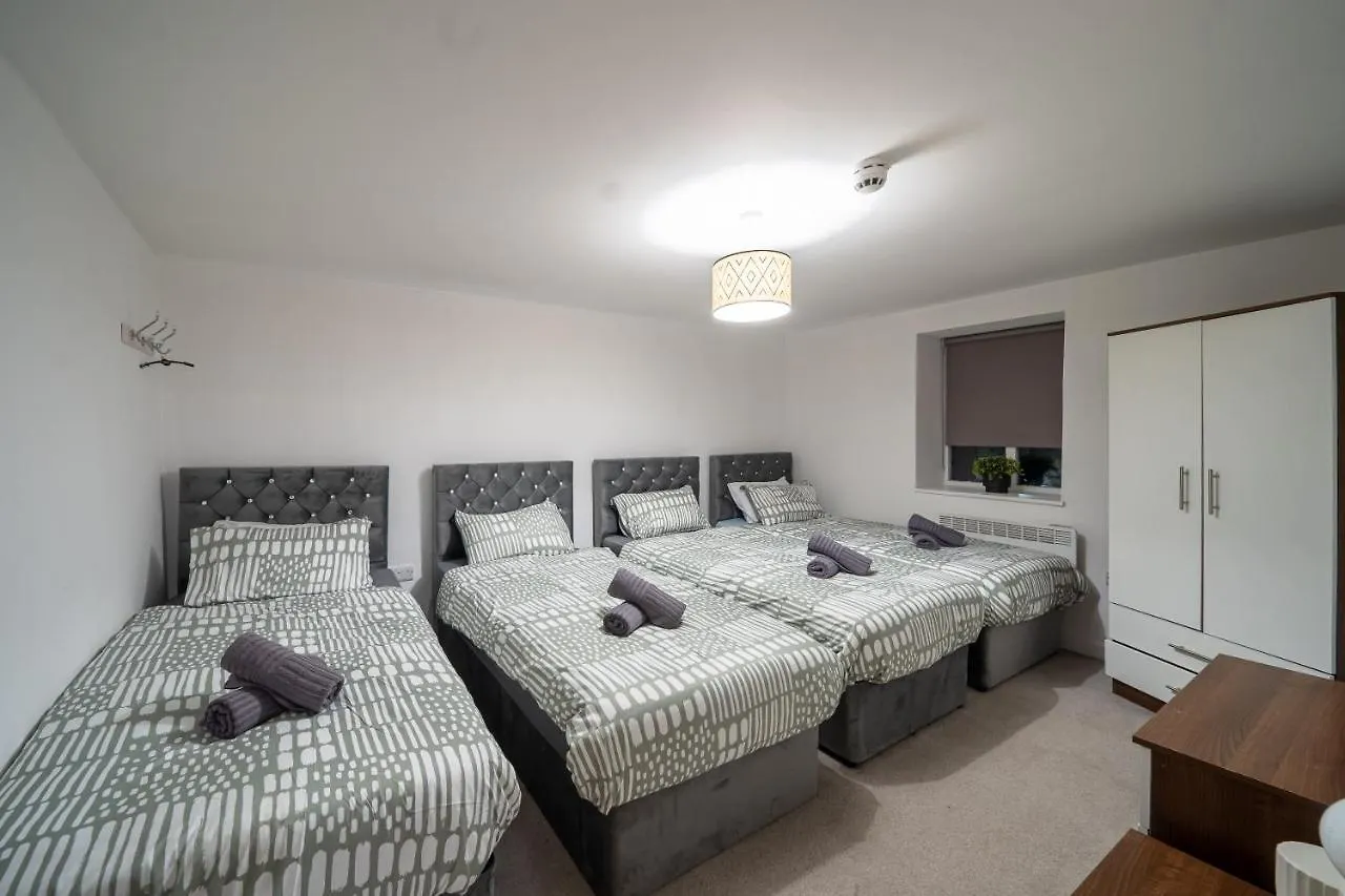 Cozy 2-Bedroom Ground-Floor Apt Near Kirkstall Shopping Centre Leeds  Apartment Leeds (West Yorkshire)