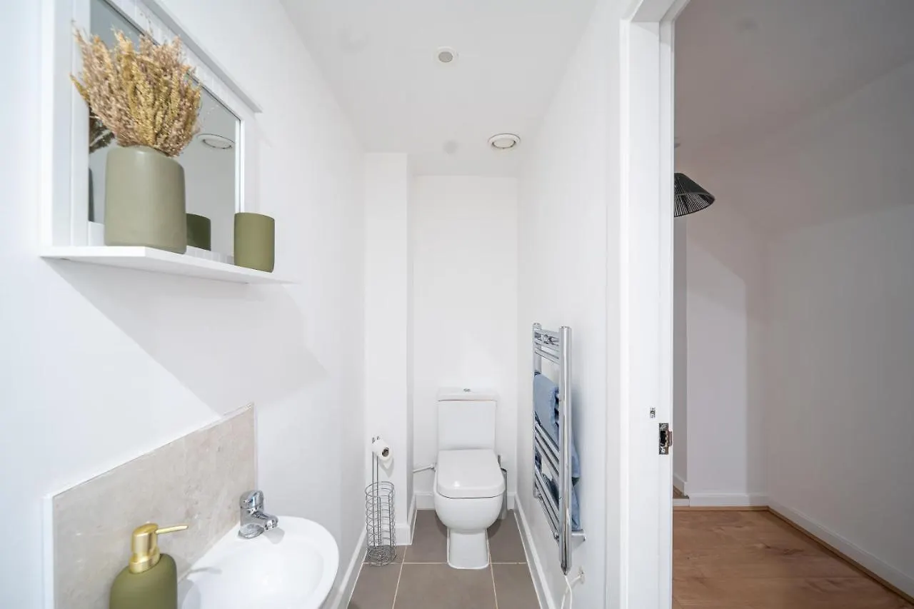 Apartment Cozy 2-Bedroom Ground-Floor Apt Near Kirkstall Shopping Centre Leeds  United Kingdom
