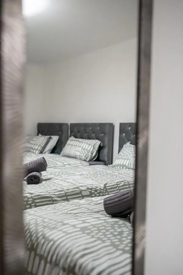 Cozy 2-Bedroom Ground-Floor Apt Near Kirkstall Shopping Centre Leeds